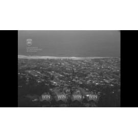 A train brings a huge group of picnickers from Goulburn to Thirroul