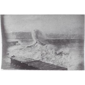 Wave in Wollongong harbour