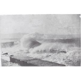 Wave at Wollongong harbour